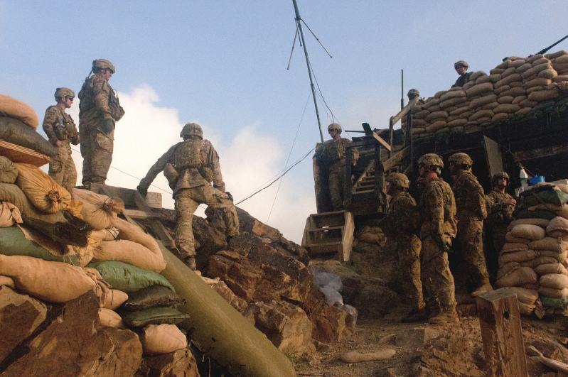 驻扎前哨基地的美军士兵