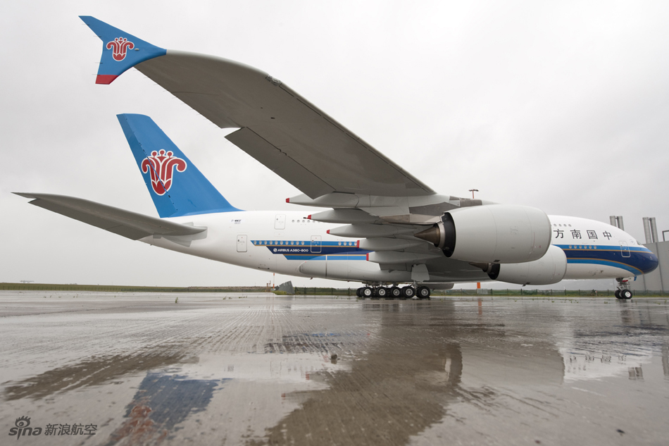 南航首架a380完成喷漆