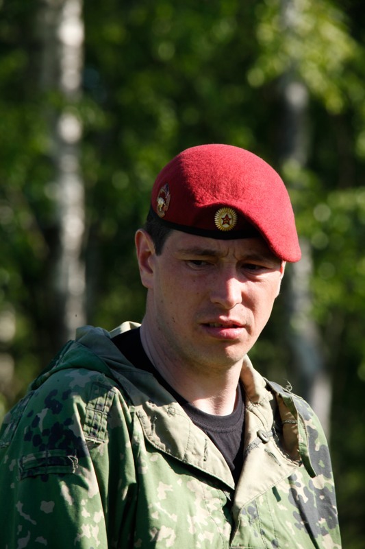 教官头带栗色贝雷帽