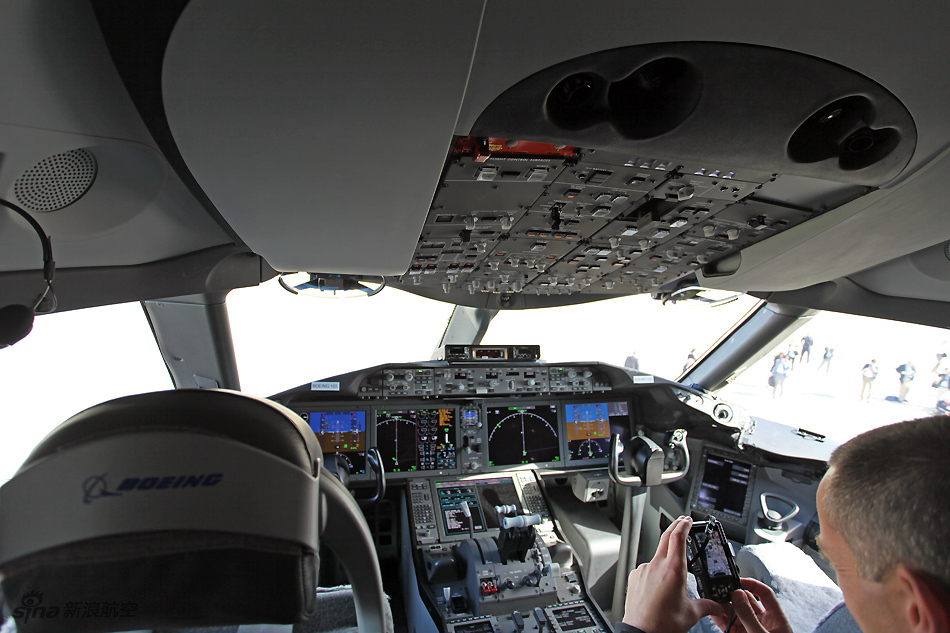 波音787梦想客机驾驶舱