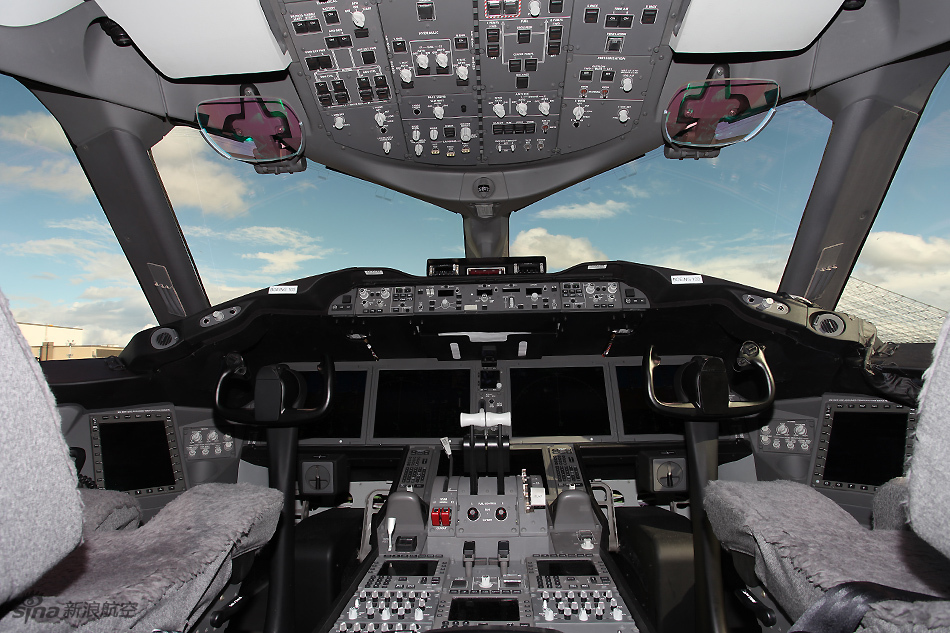 波音787梦想客机驾驶舱