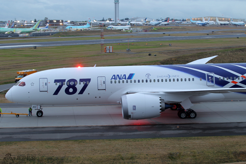全日空全球首架波音787滑向跑道