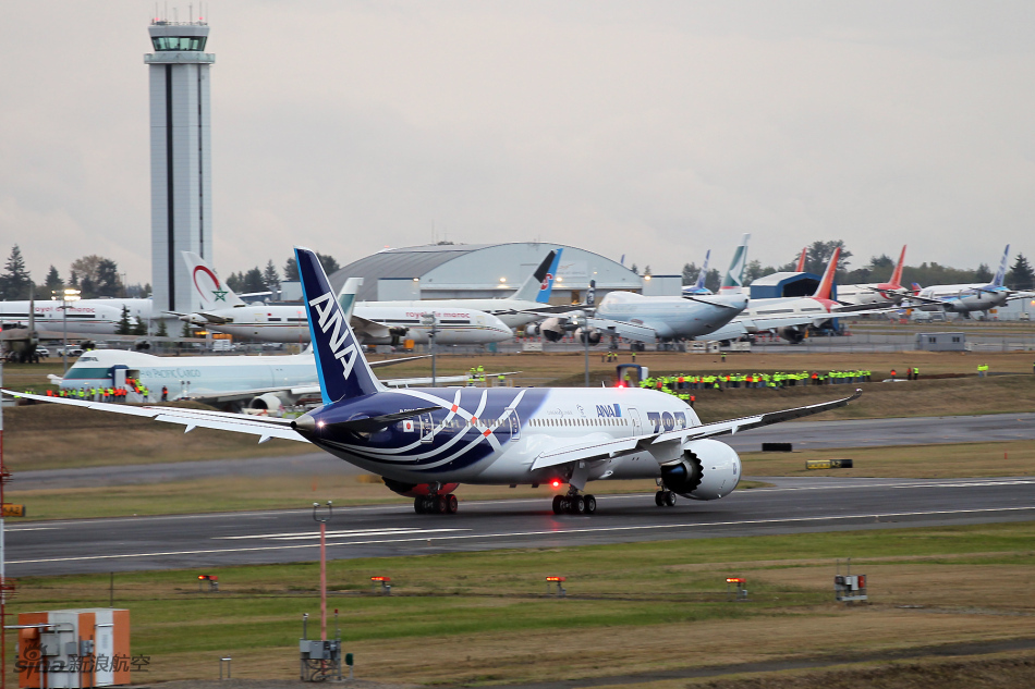 全日空全球首架波音787等待起飞