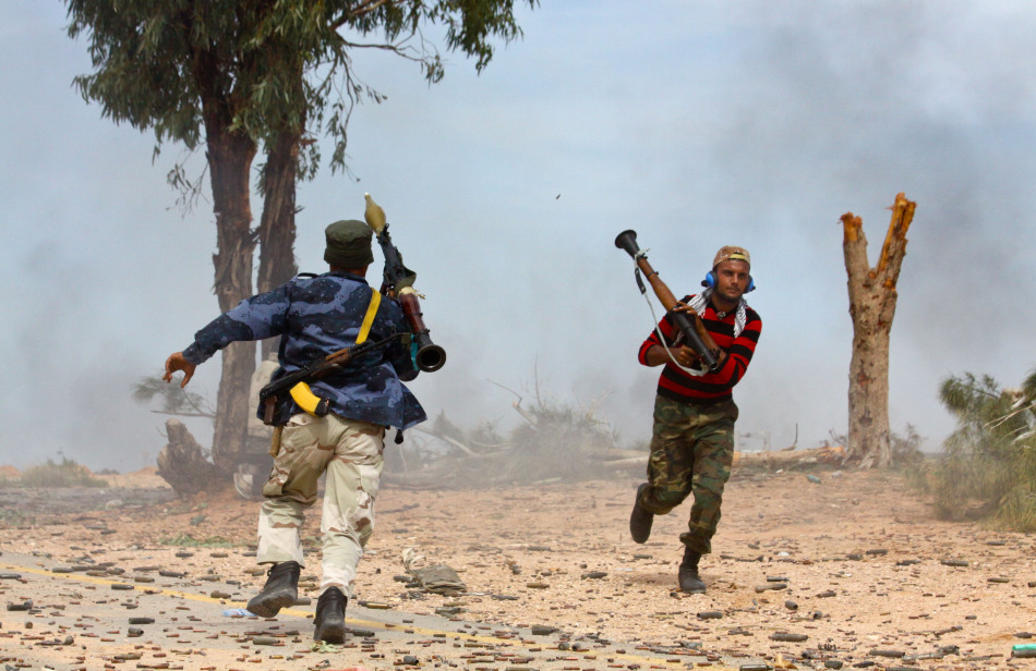 利比亚执政当局武装力量正在苏尔特阻击作战(组图)