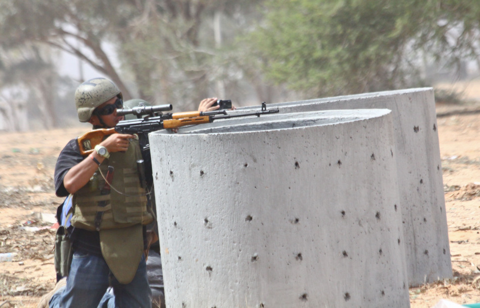 利比亚执政当局武装力量正在苏尔特阻击作战(组图)