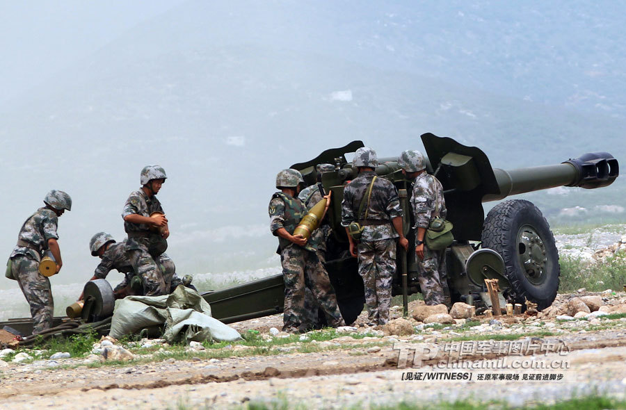 济南军区拳头炮兵部队火力对抗上演尖峰对决