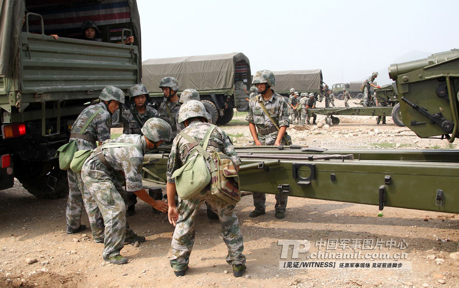 济南军区拳头炮兵部队火力对抗上演尖峰对决