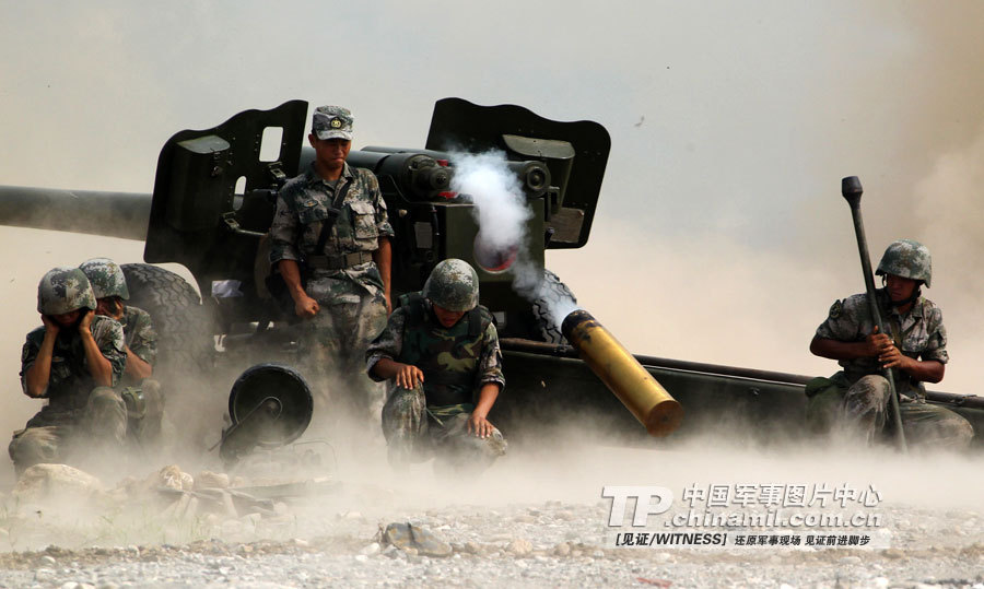 济南军区拳头炮兵部队火力对抗上演尖峰对决