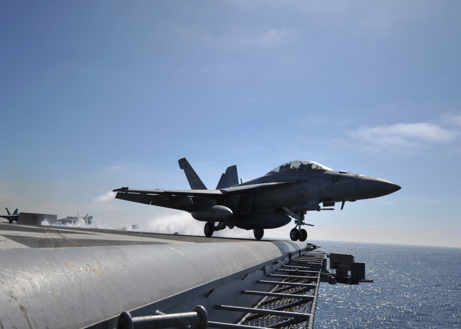 10月11日,林肯号航母上弹射起飞的超级大黄蜂战机