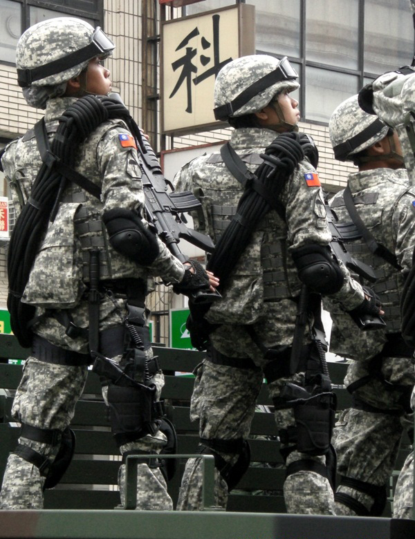 台军精锐作战部队参加军力展示 蛙人赤裸上身受阅_高清图集_新浪网