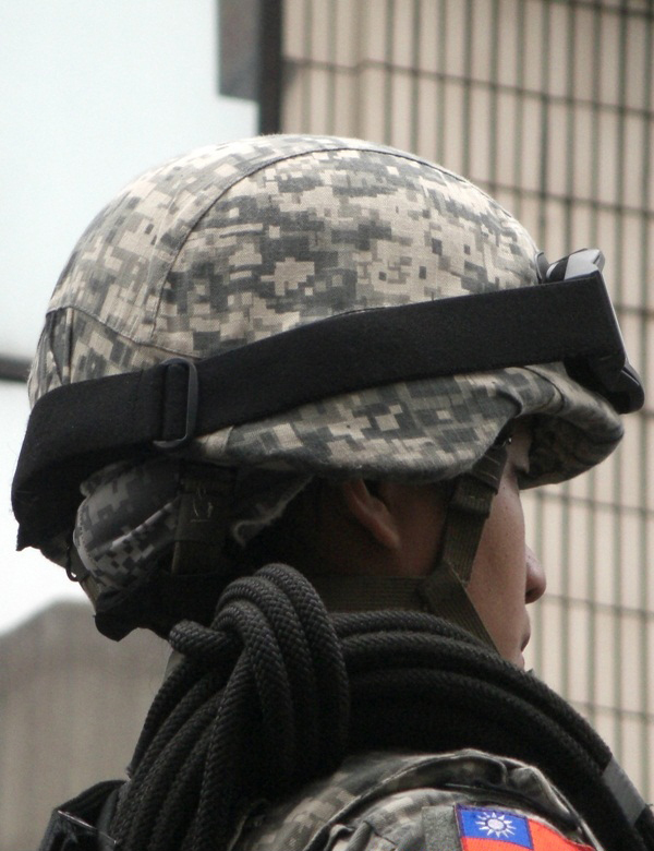 台军精锐作战部队参加军力展示 蛙人赤裸上身受阅_高清图集_新浪网