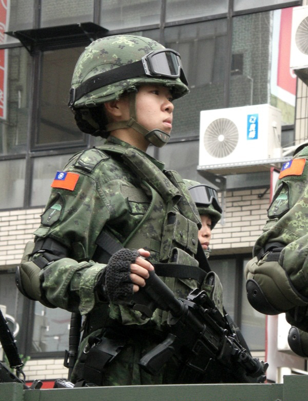 台军精锐作战部队参加军力展示 蛙人赤裸上身受阅_高清图集_新浪网