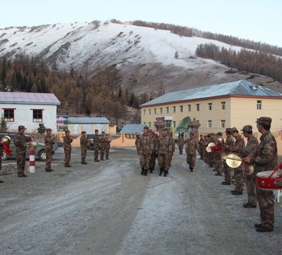 驻新疆红山嘴边防连退伍老兵在大雪封山前提前下山_高清图集_新浪网