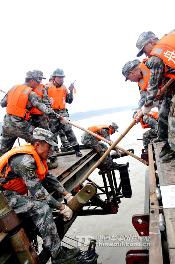 解放军舟桥部队仅用22分钟搭成600多米长浮桥