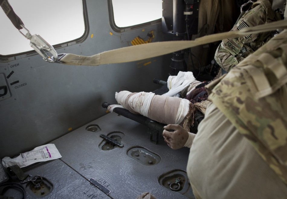 驻阿美军双腿炸断战友用步枪当担架紧急救助_高清图集_新浪网