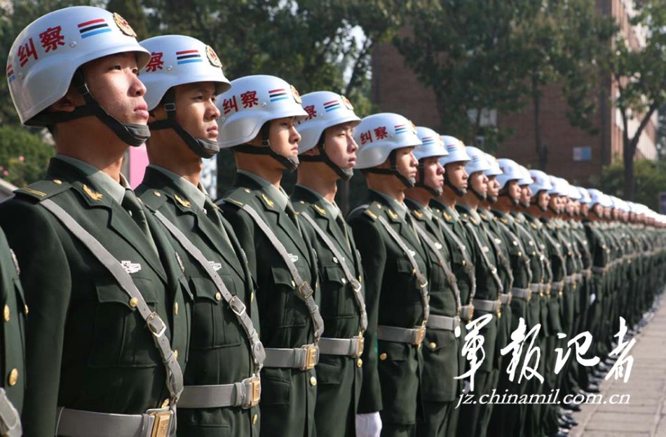 他们头戴威武的银色钢盔,身穿笔挺的纠察服装,脚穿锃亮的制式皮鞋