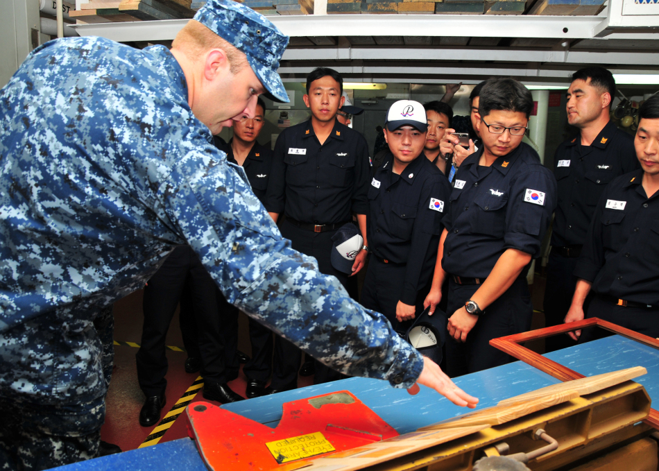 韩国水兵在美海潜艇支援船上参观