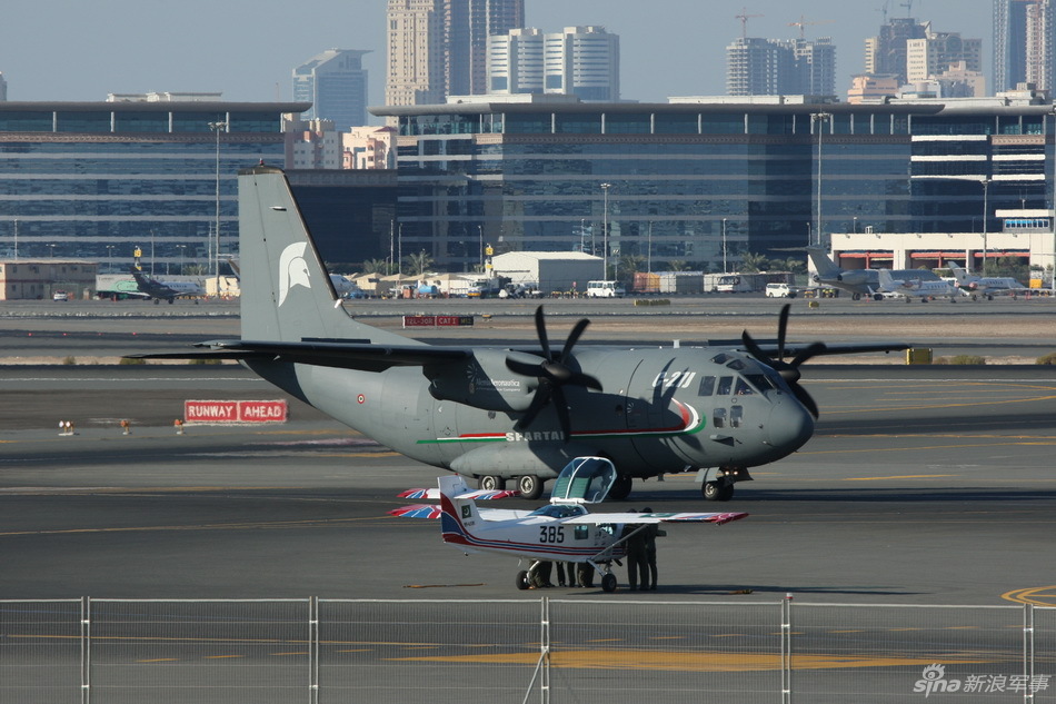 意大利c-27j中型军用运输机抵达迪拜航展现场