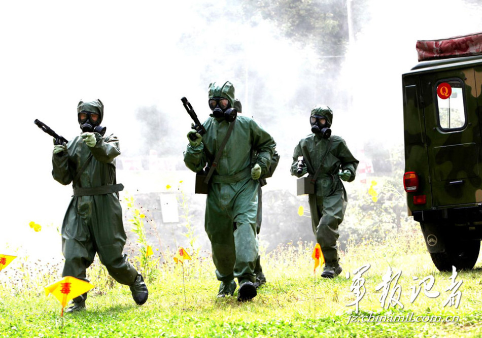 二炮部队进行核生物战演习 精锐防化分队亮相_高清图集_新浪网