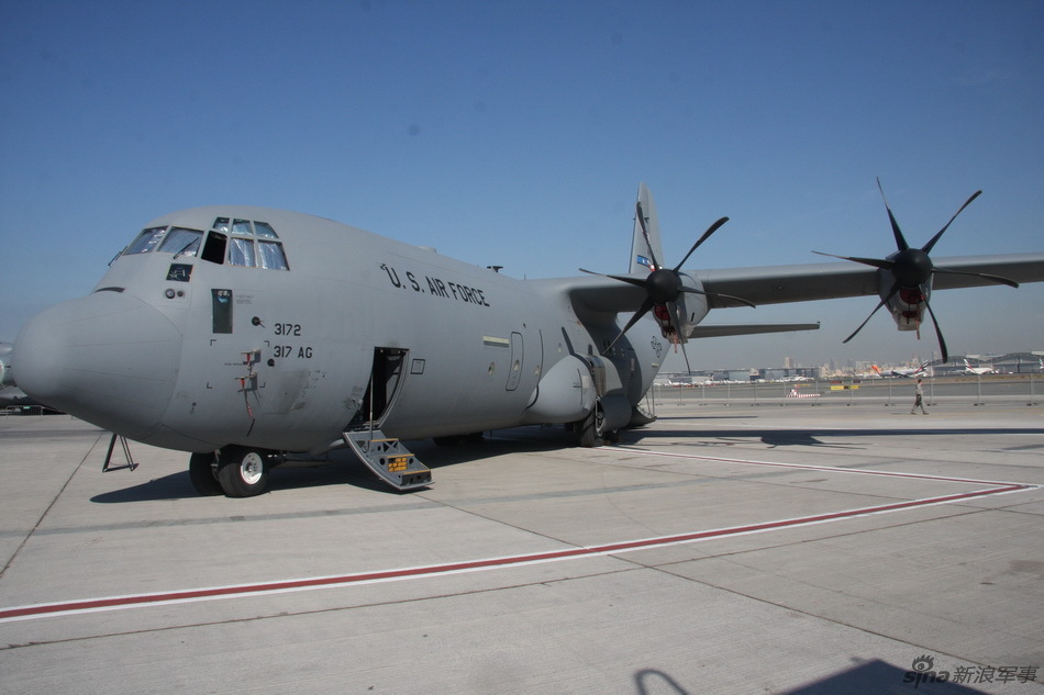 c130j30运输机配备电脑控制货物操作系统能够实现精确投放