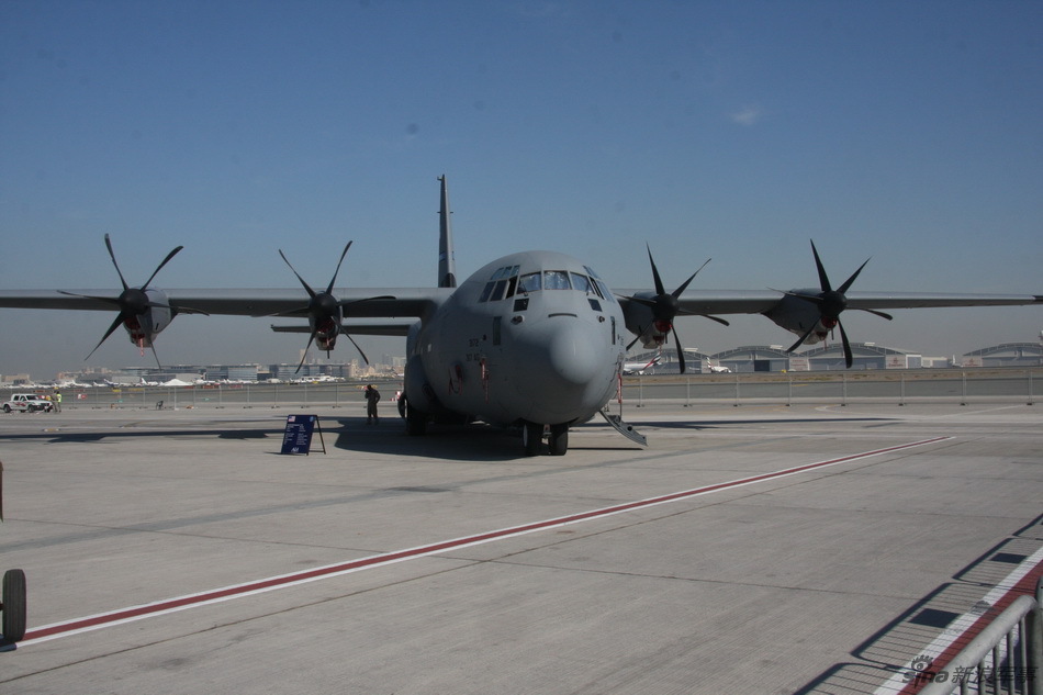 美国c130j-30中型多用途战术运输亮相迪拜航展机