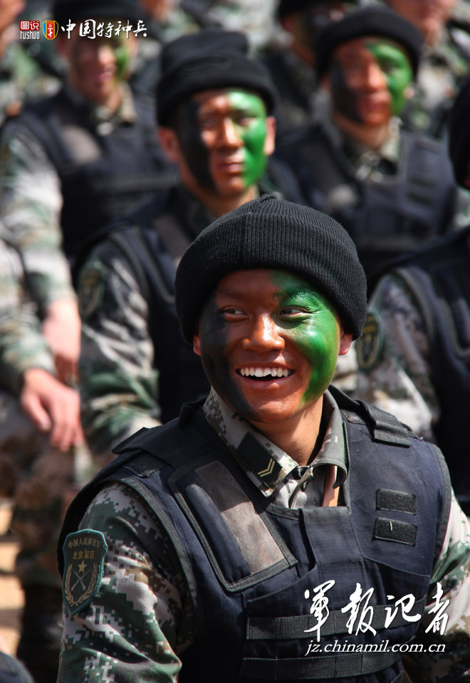 中国特种兵基础训练照曝光 单拳打碎两块砖