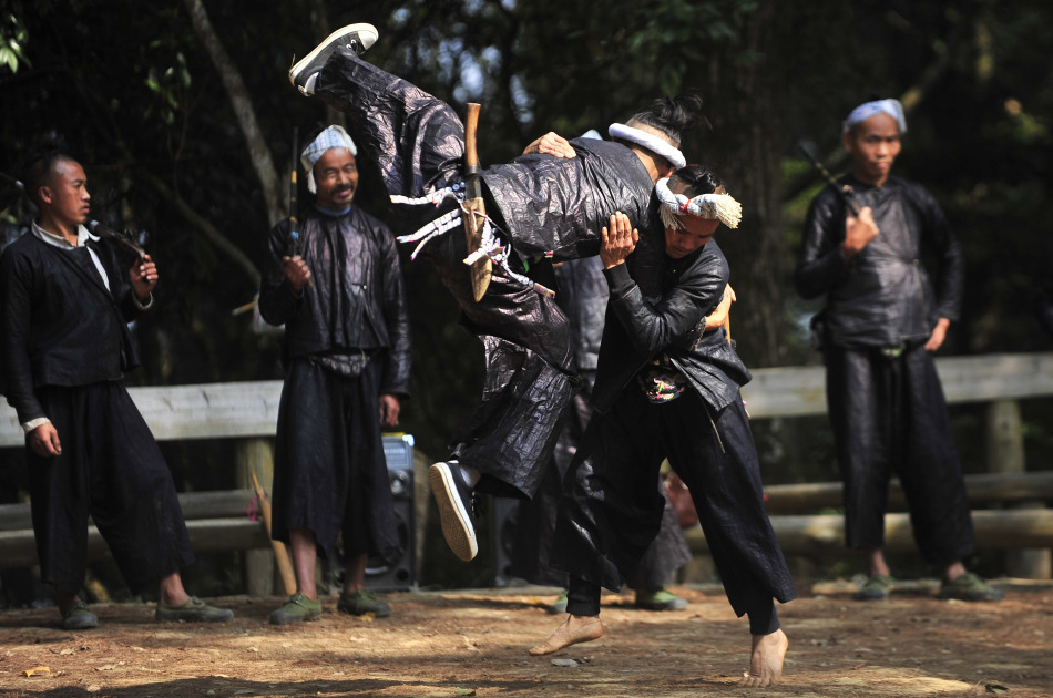 岜沙苗寨人可合法持枪成中国最后一个枪手部落