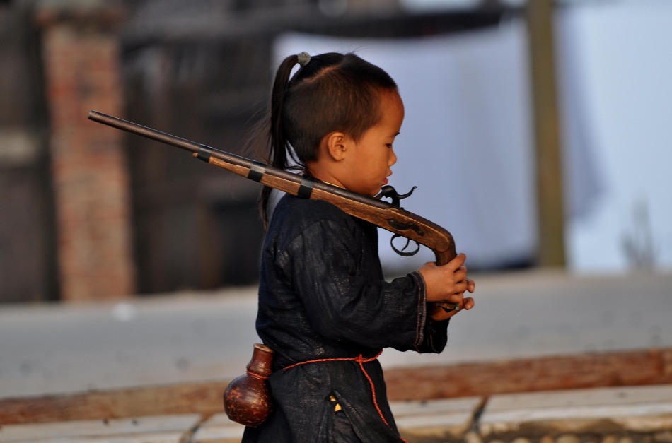 岜沙苗寨人可合法持枪成中国最后一个枪手部落_高清图集_新浪网