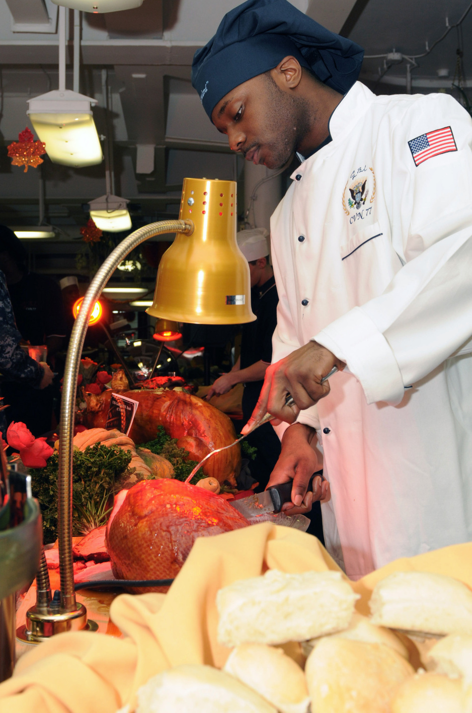 cvn-77航母舰载厨师在进行配餐