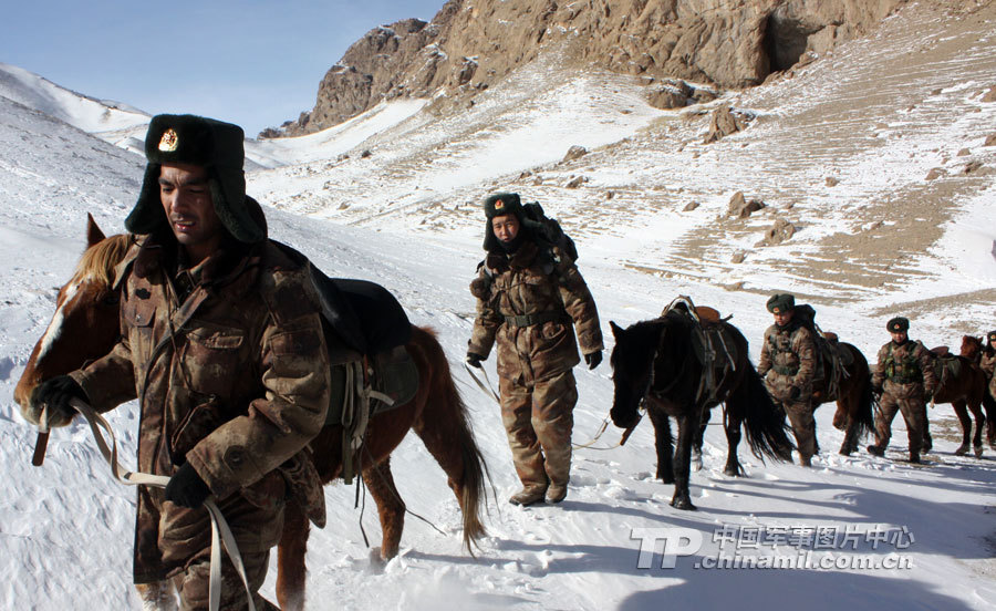 巡逻官兵正艰难地爬向达坂之巅
