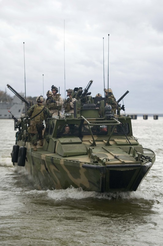 美国海军特种兵乘坐火力快艇参加实战演习