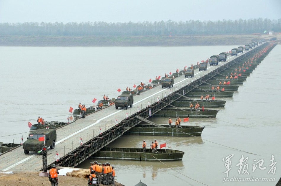 我军用三代舟桥在长江上架起数座重型浮桥_高清图集_新浪网