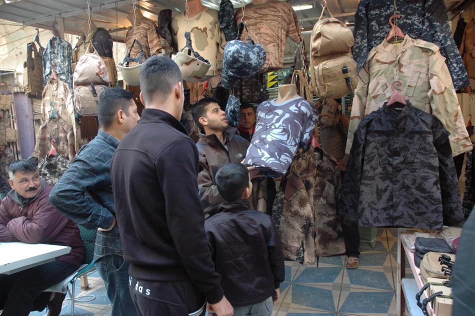 一名商贩在伊拉克首都巴格达市中心的巴卜沙尔吉市场卖军用品