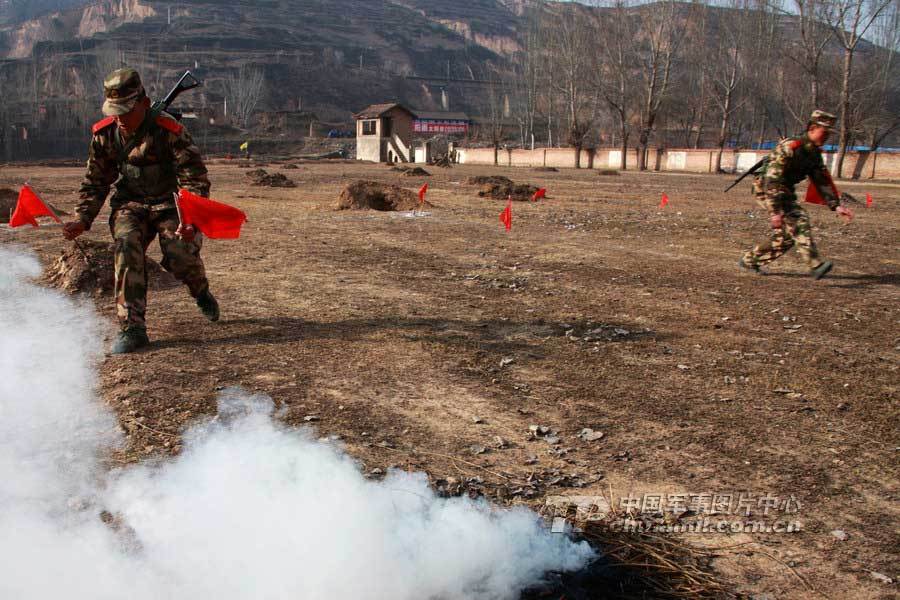 武警8670部队动用战车演练山地进攻作战.