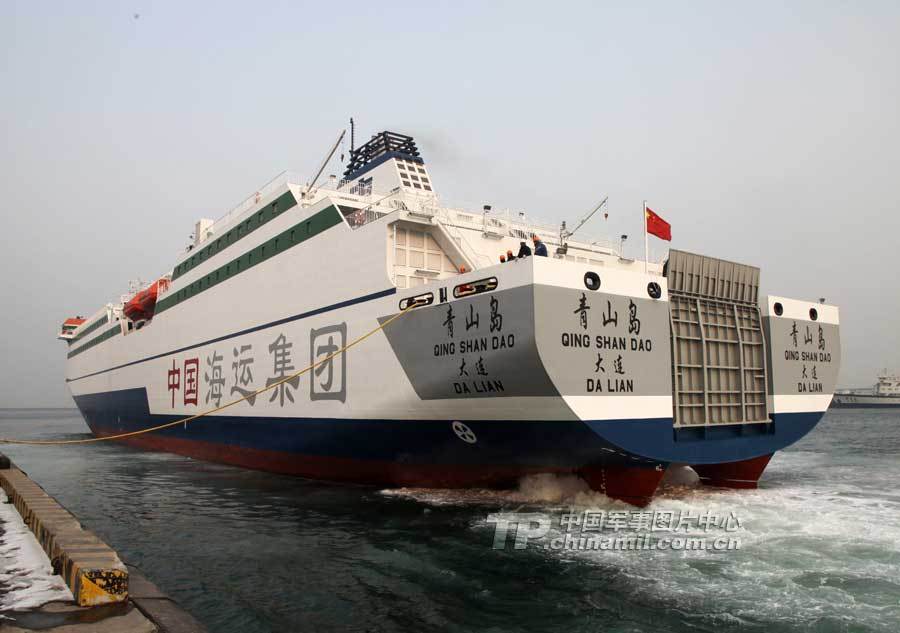 青山岛"轮,在沈阳军区航务军代处和中海客轮有限公司有关人员的护送下