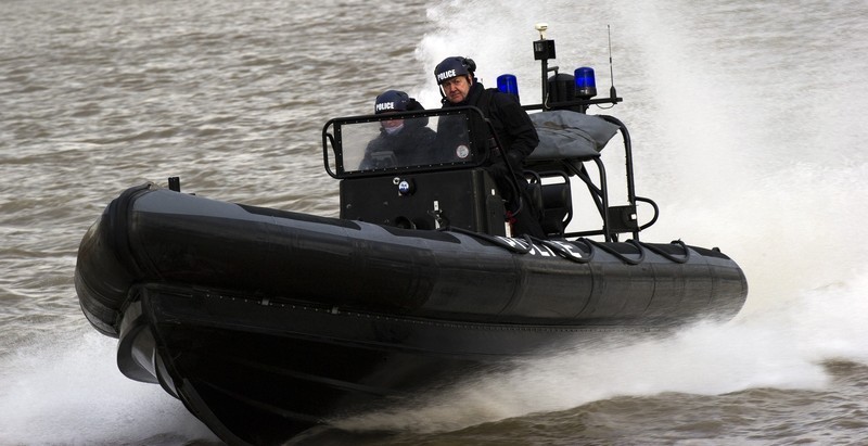 英国特警部队出动快艇参演奥运安保演练