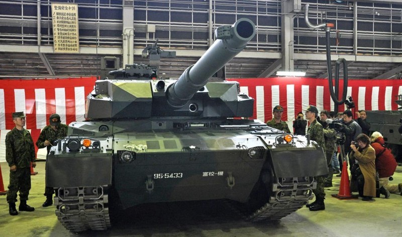 陆上自卫队在火力军演上展示10式坦克