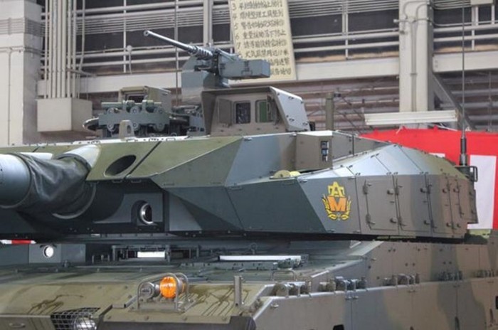 陆上自卫队在火力军演上展示10式坦克