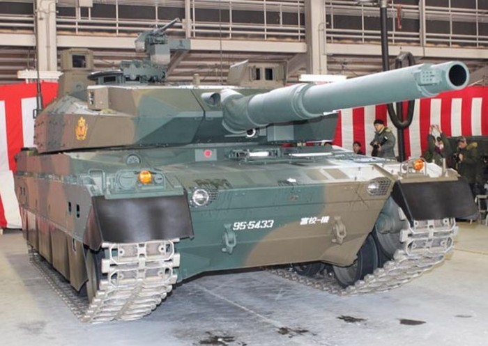 陆上自卫队在火力军演上展示10式坦克