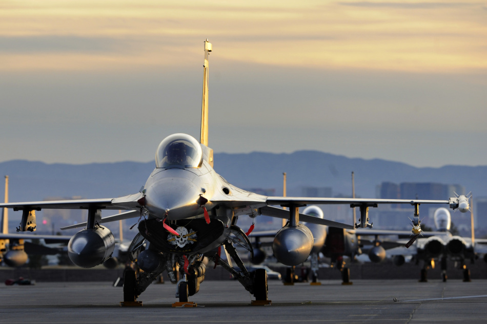 美国空军第4战斗机中队f-16c战机编队空中飞行