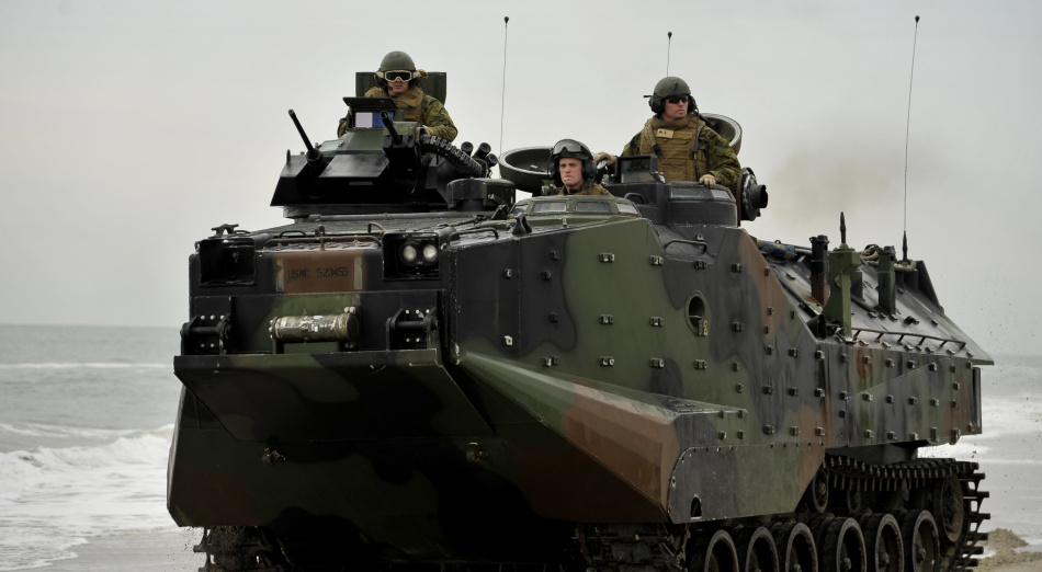 2月6日,美国海军陆战队aav7两栖突击车登陆滩头