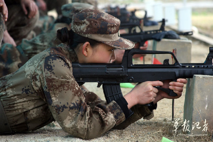 大学生女兵首次实弹射击5发子弹中49环_高清图集_新浪网