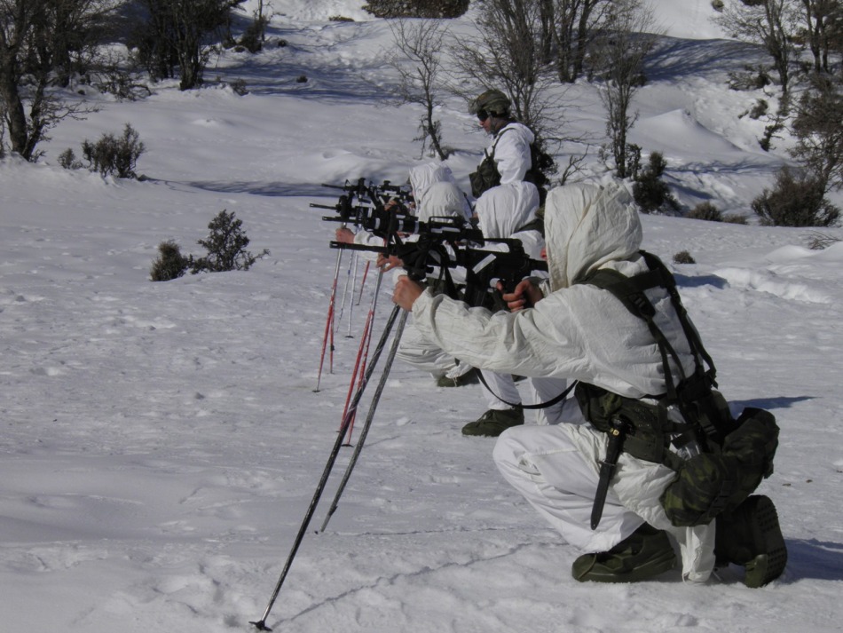 士兵们利用支架练习雪山条件下射击