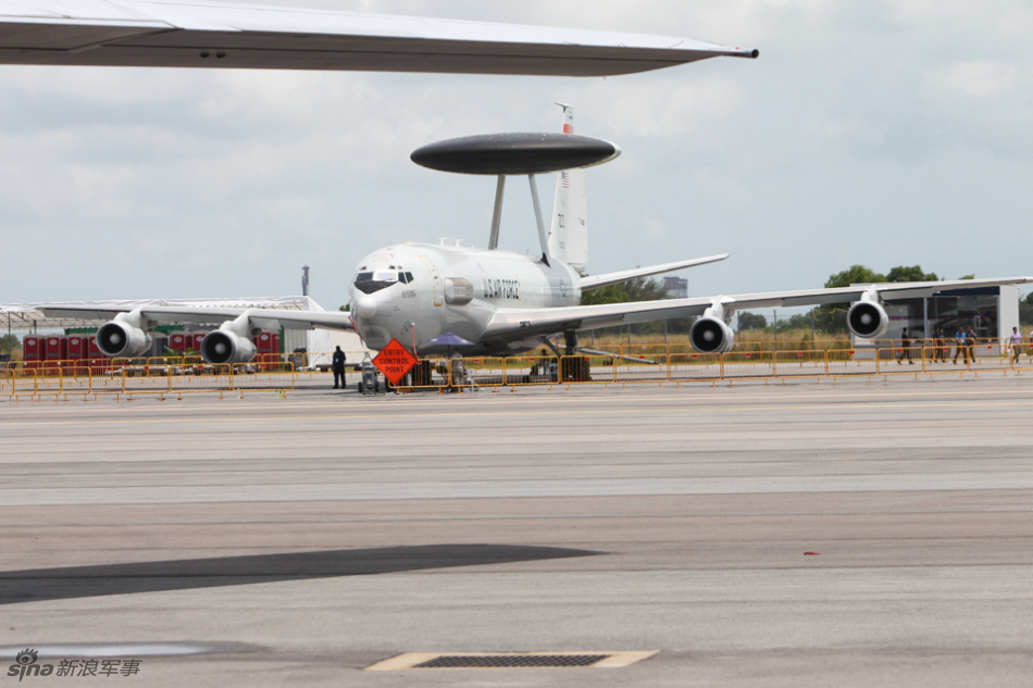 美军e-3预警机亮相新加坡航展