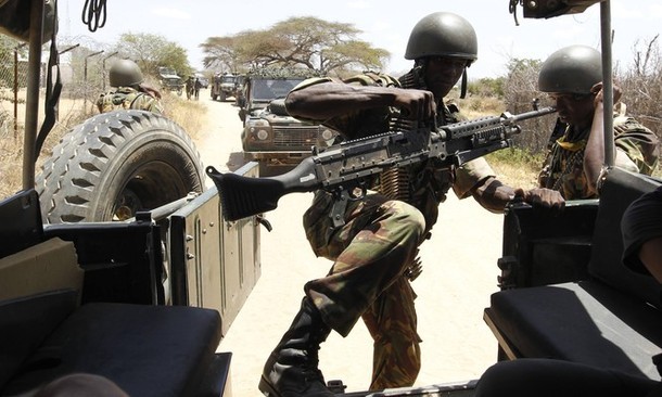 装备g3步枪的肯尼亚国防军士兵在巡逻