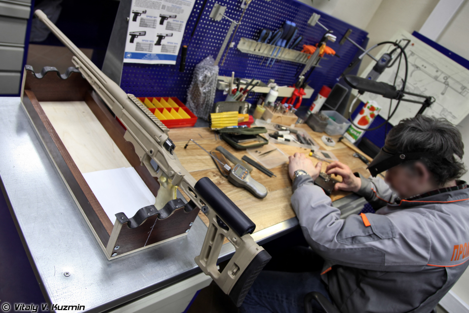 俄民营枪厂举办轻武器展 新式狙击枪很"清秀"