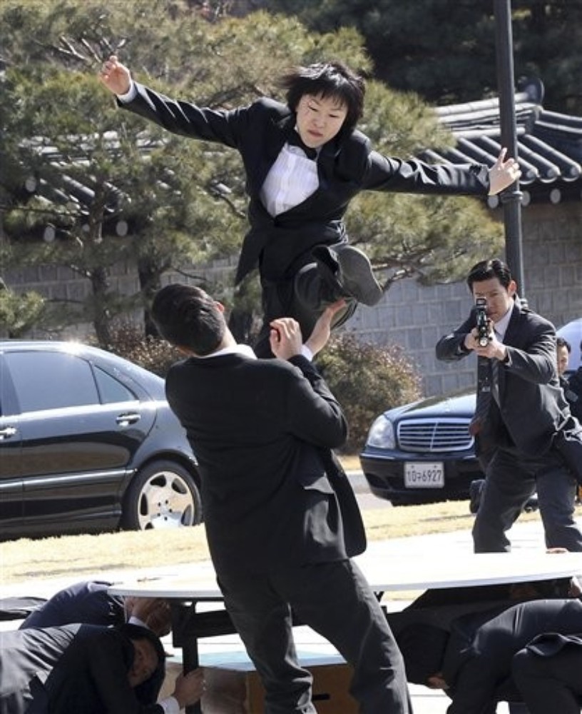 韩国总统女保镖攻击假想敌