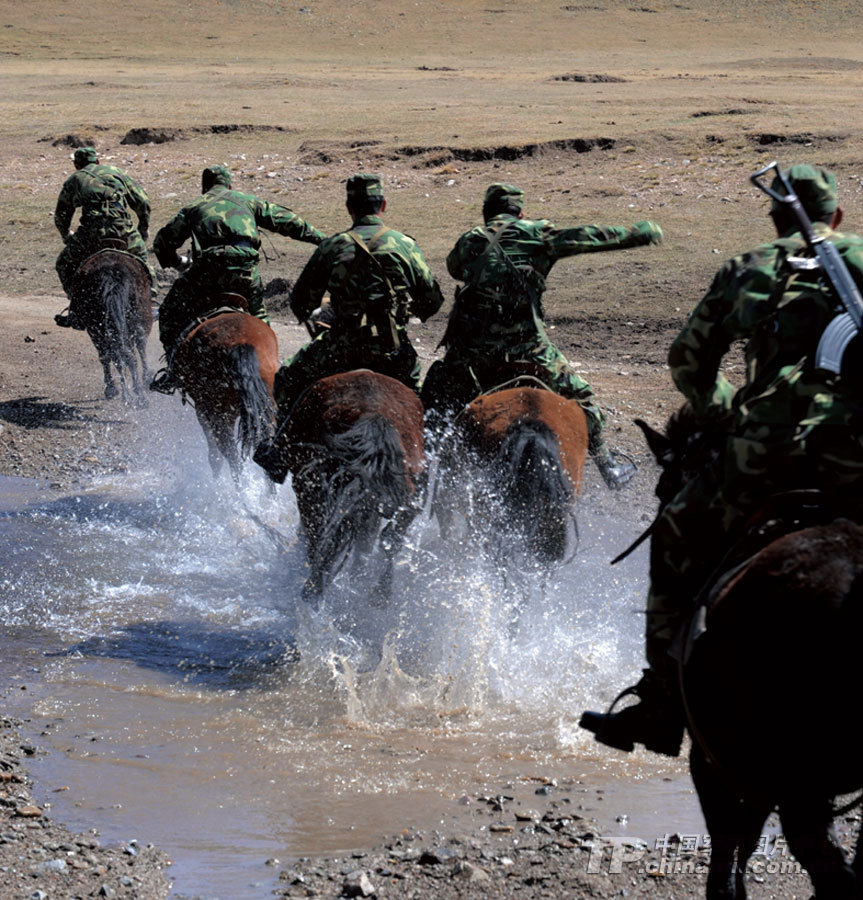 解放军二炮部队骑兵纵马驰骋尽显铁血本色_高清图集_新浪网