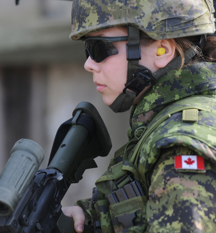 加拿大男女士兵混编练习作战技能