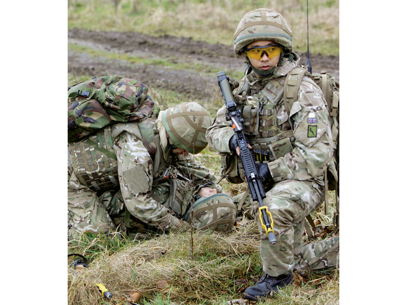 英军廓尔喀士兵演习救助伤员